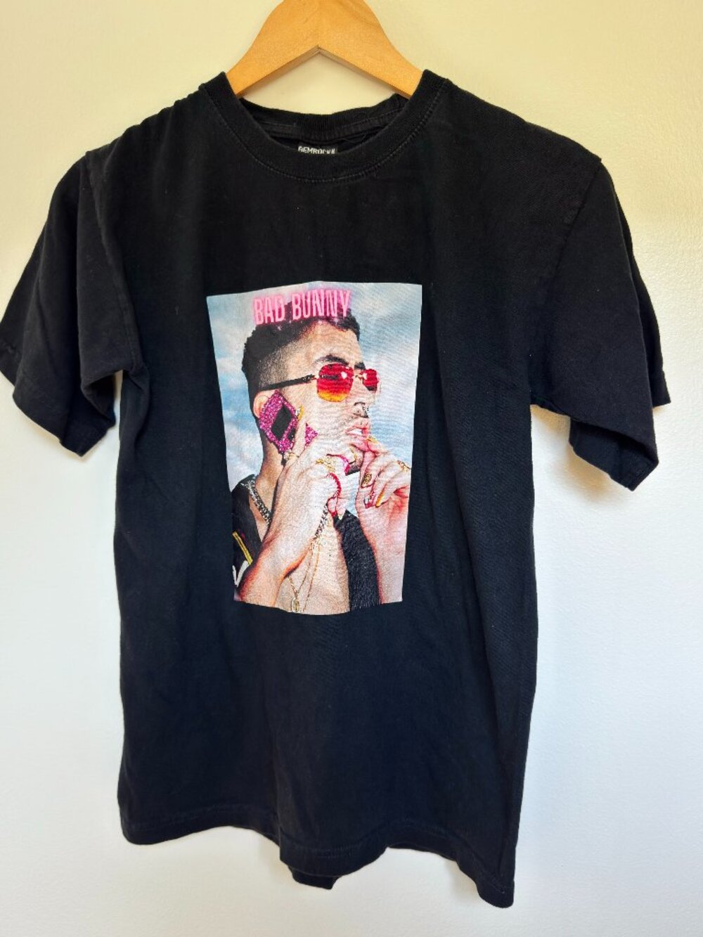 Bad Bunny Graphic T-Shirt Men’s M Black Phone Bling Photo Tee Y2K Unisex